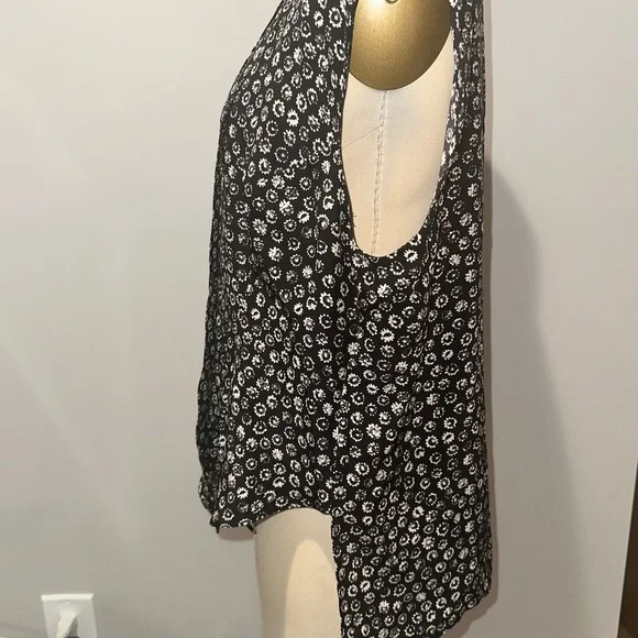 Chanel Coco Floral-Print Sleeveless Shirt Blouse in Black/White 44(US12) - Picture 11 of 12